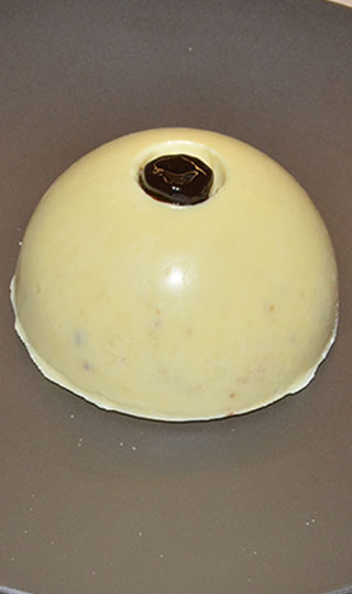 Mezza sfera al cioccolato bianco e uva caramellata ricette dolci divi conserve bitonto bari puglia italia